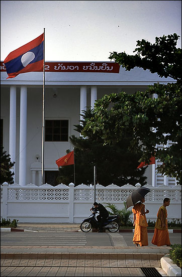 2004_12_laos01